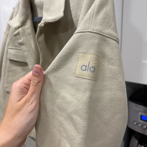 ALO Yoga Renown Cropped button down jacket - Picture 9 of 11